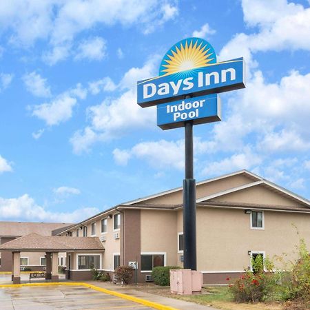 Days Inn By Wyndham Topeka Kültér fotó