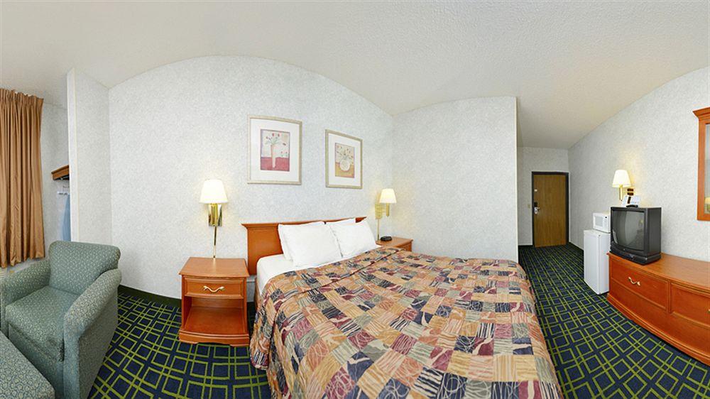 Days Inn By Wyndham Topeka Kültér fotó