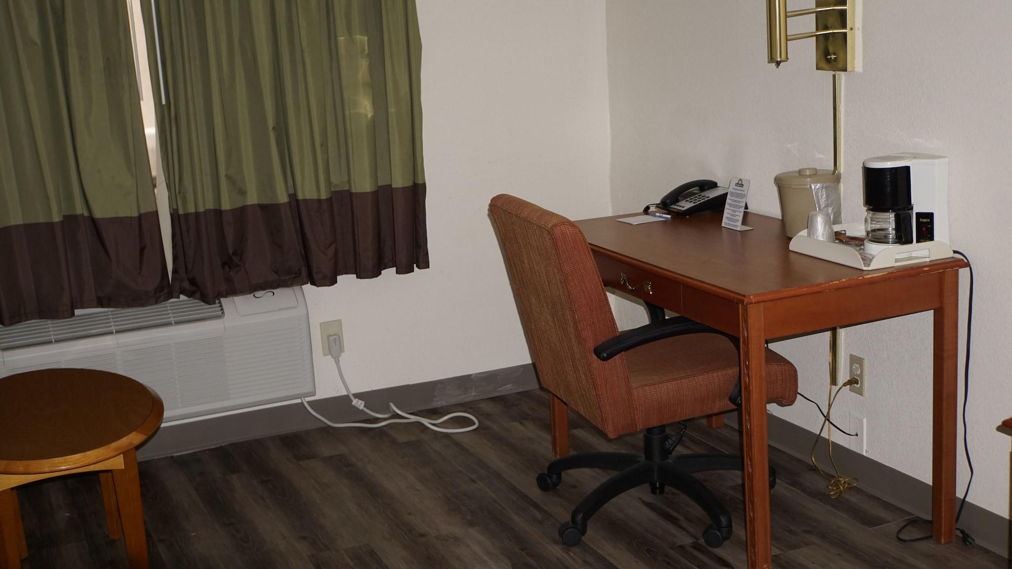 Days Inn By Wyndham Topeka Kültér fotó