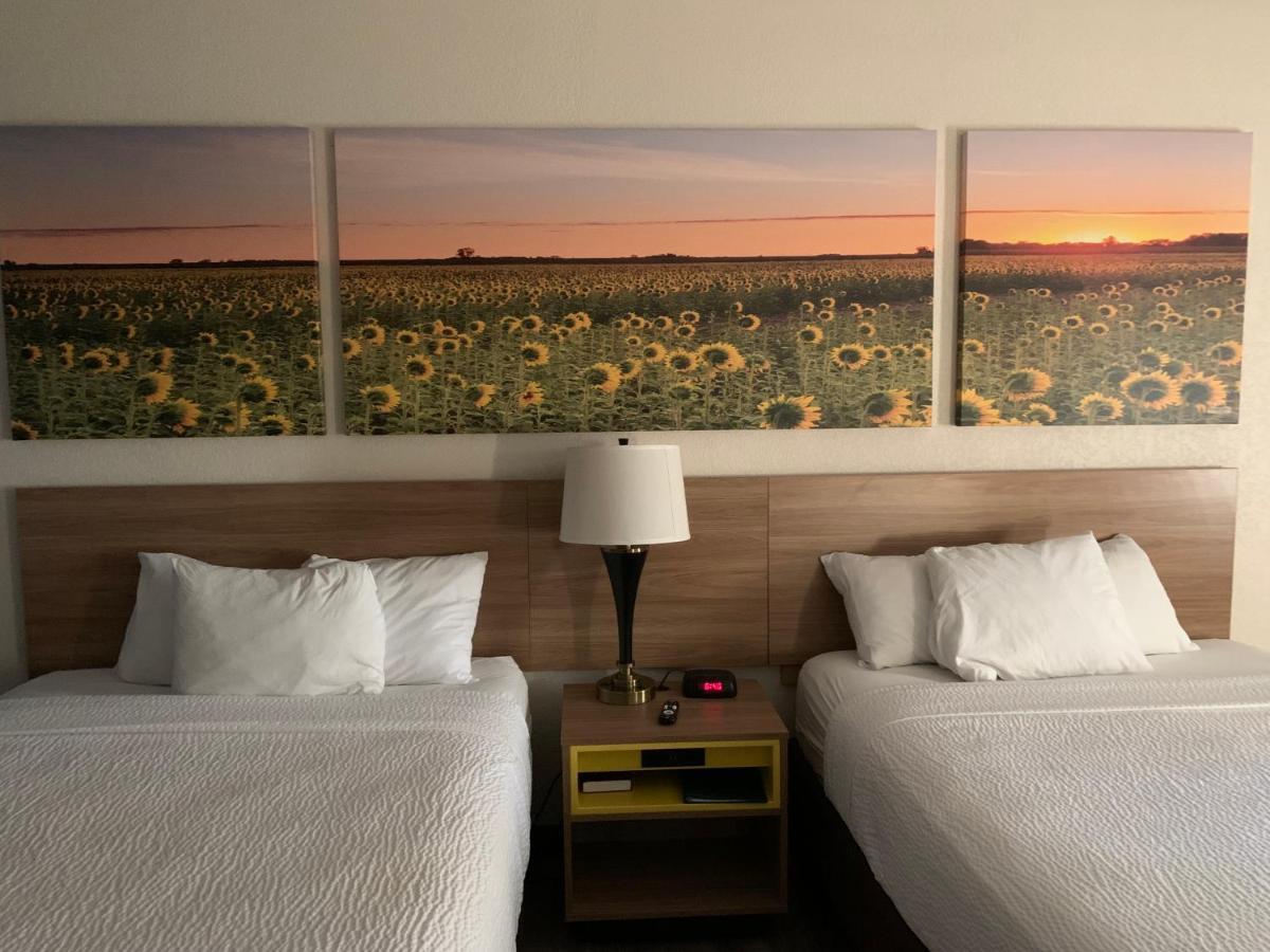 Days Inn By Wyndham Topeka Kültér fotó