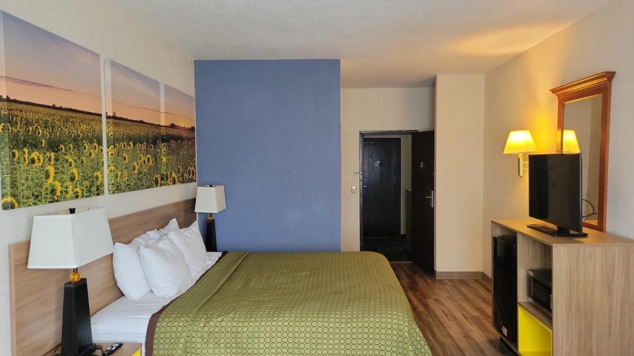 Days Inn By Wyndham Topeka Kültér fotó
