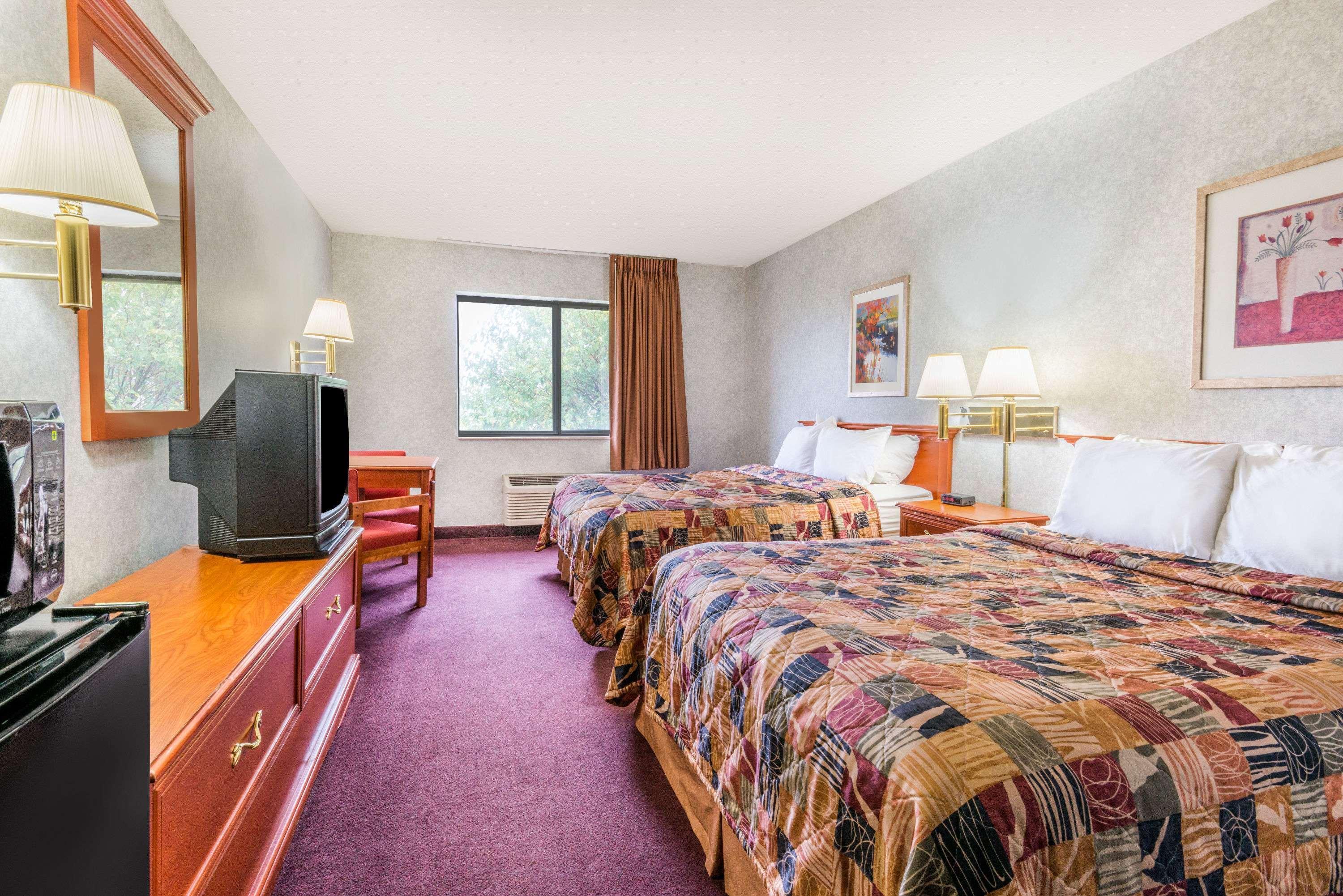Days Inn By Wyndham Topeka Kültér fotó