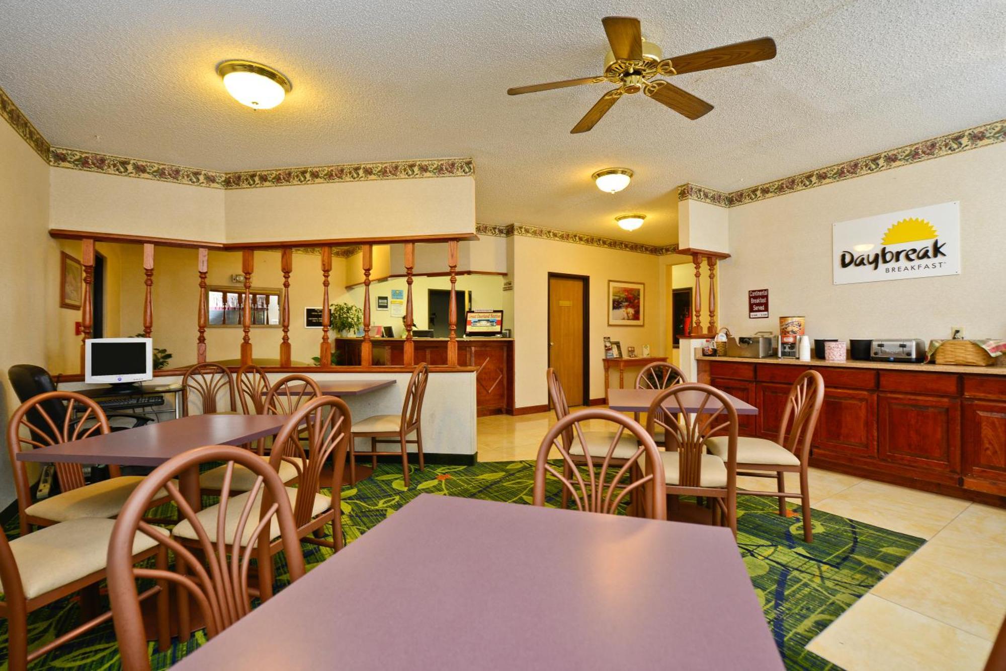 Days Inn By Wyndham Topeka Kültér fotó