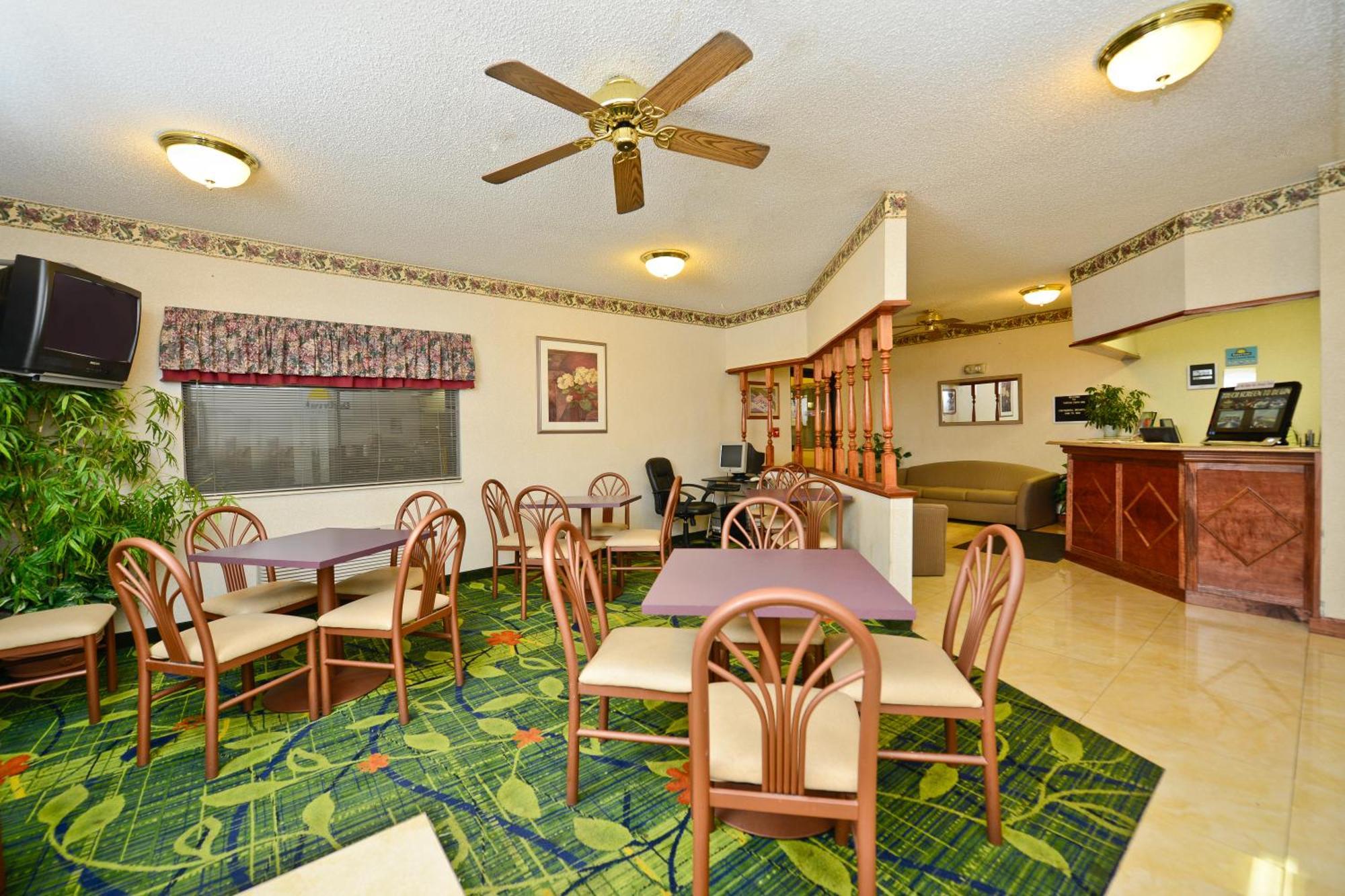 Days Inn By Wyndham Topeka Kültér fotó
