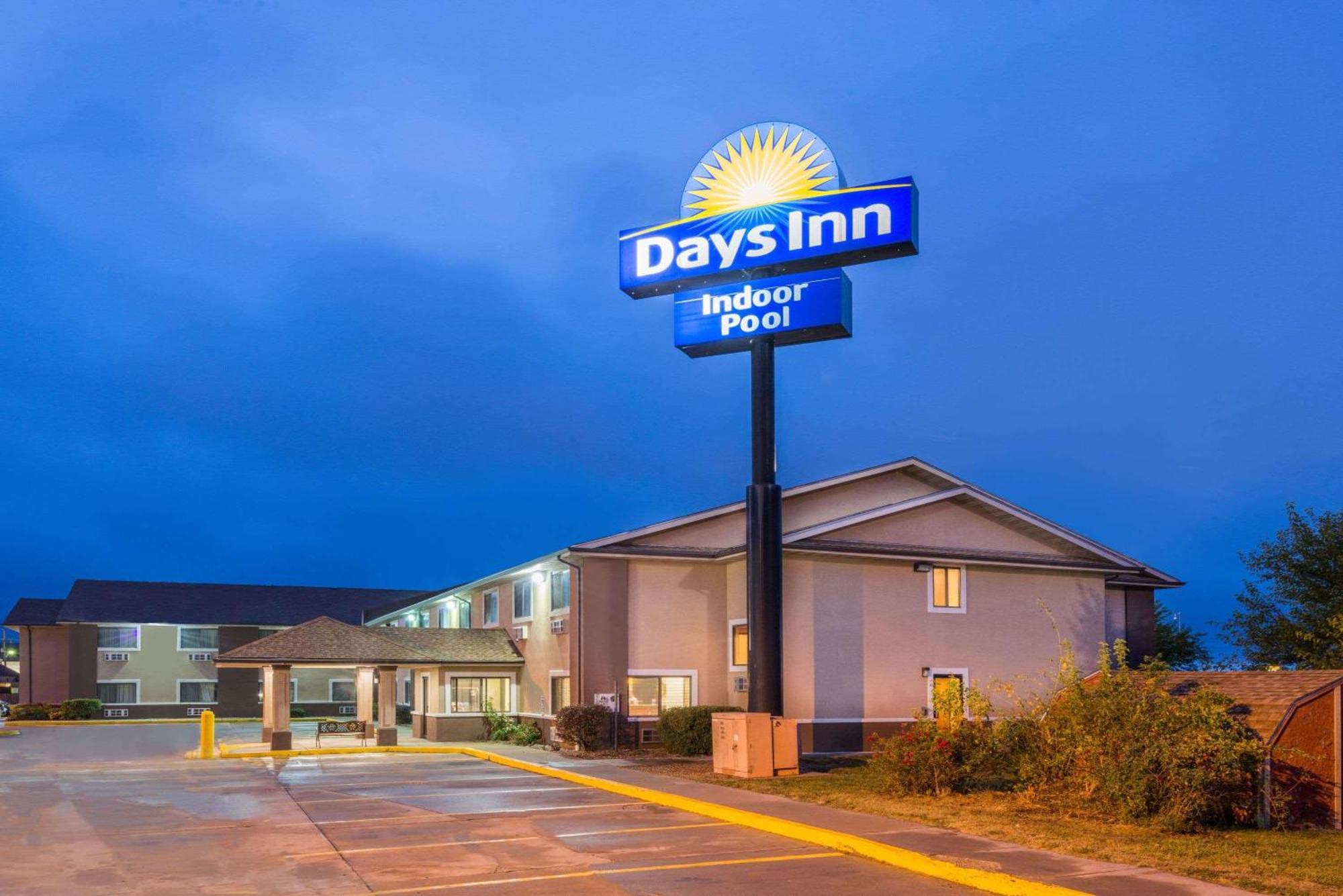 Days Inn By Wyndham Topeka Kültér fotó