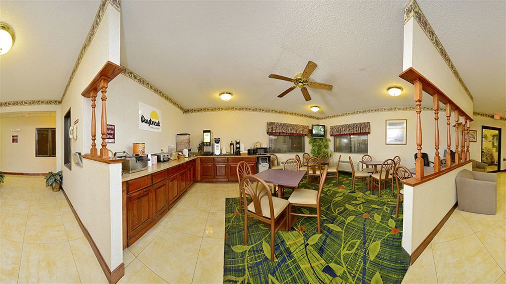 Days Inn By Wyndham Topeka Kültér fotó