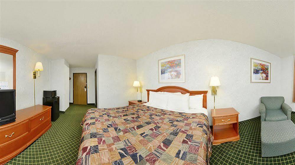 Days Inn By Wyndham Topeka Kültér fotó