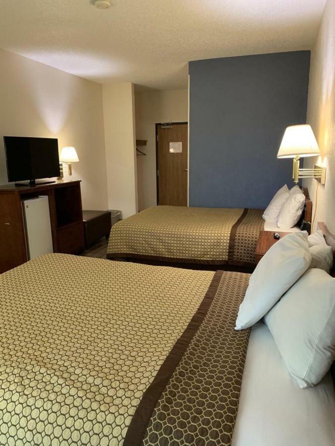 Days Inn By Wyndham Topeka Kültér fotó