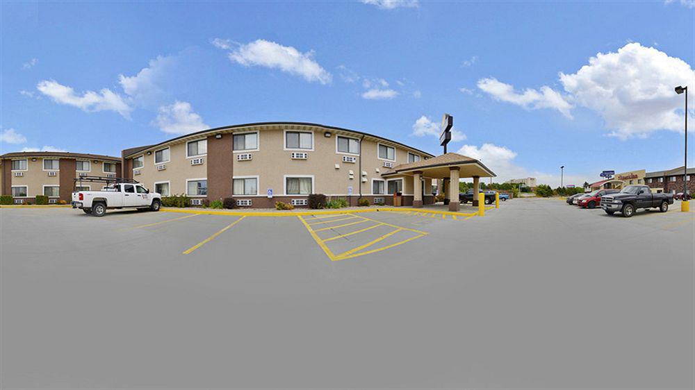 Days Inn By Wyndham Topeka Kültér fotó