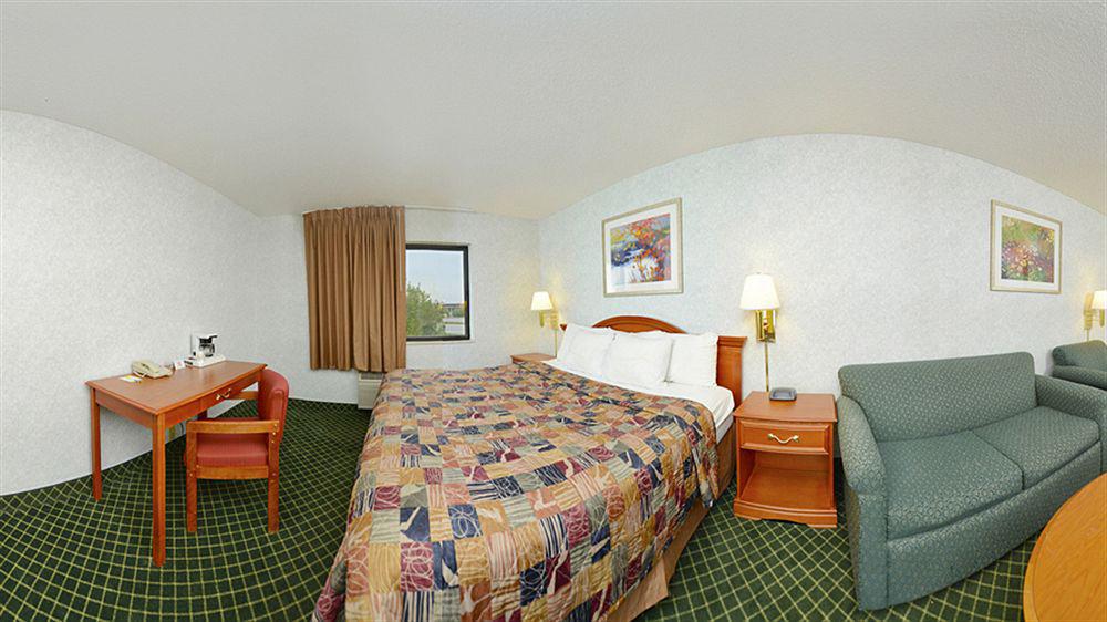 Days Inn By Wyndham Topeka Kültér fotó